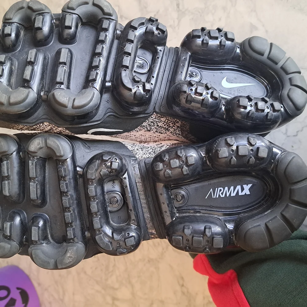 Nike Mens VaporMax Flyknit Shoes -‎ Black and White - Picture 4 of 5